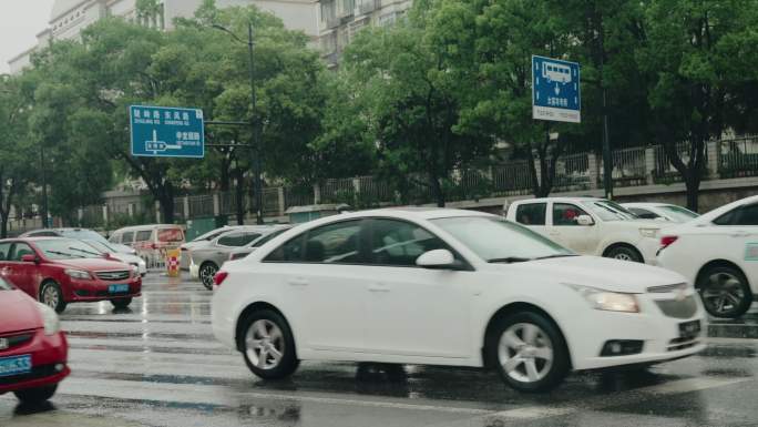 下雨城市下水道小雨大雨升格