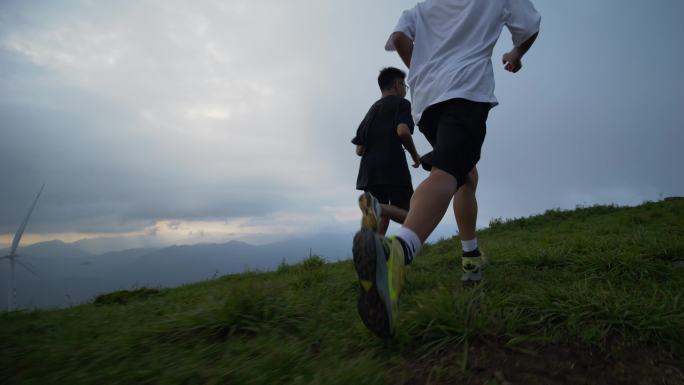 年轻人登山徒步