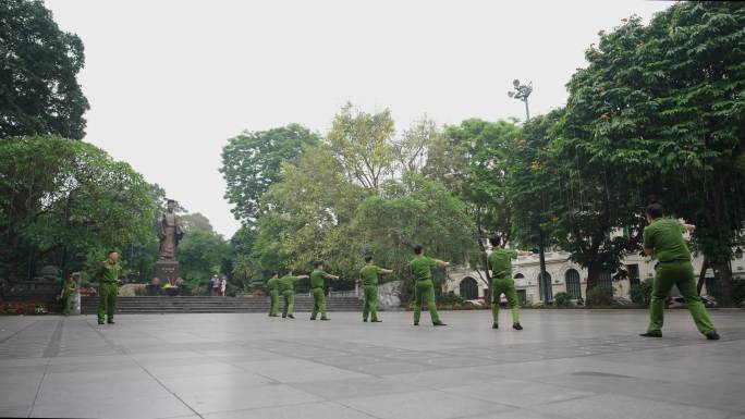 越南河内李太祖广场练拳的越南军人公安