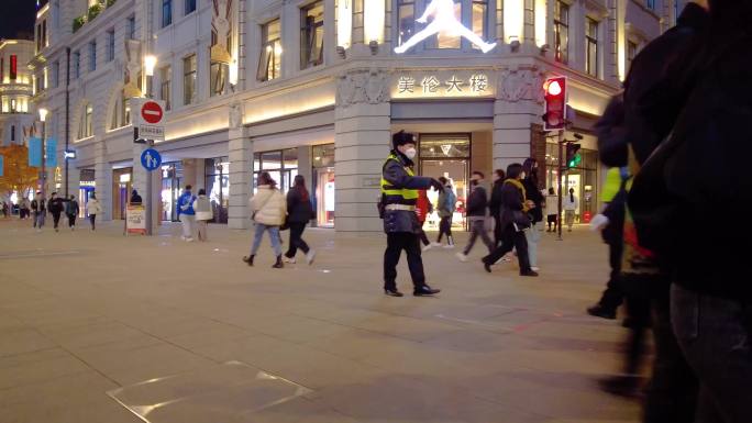 上海外滩夜晚南京路步行街夜景行人人流视频