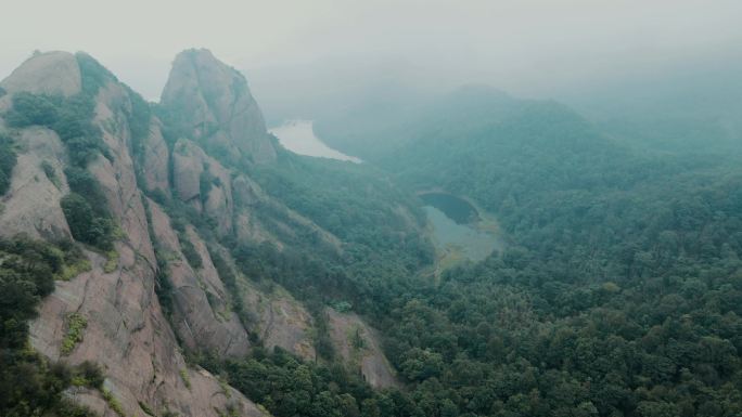 航拍雾中江西上饶弋阳龟峰景区丹霞地貌的山