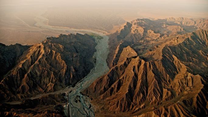直升机航拍新疆戈壁河流