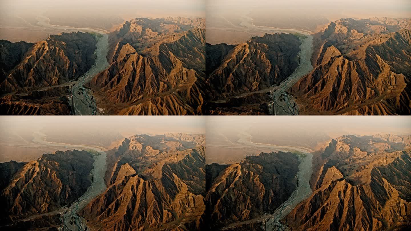 直升机航拍新疆戈壁河流