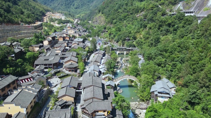 江西上饶望仙谷景区的峡谷溪流和岸边的木屋