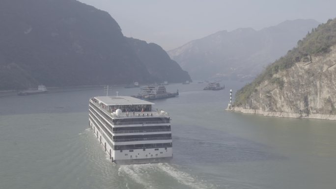 长江三峡库区航行的轮船4K航拍log素材