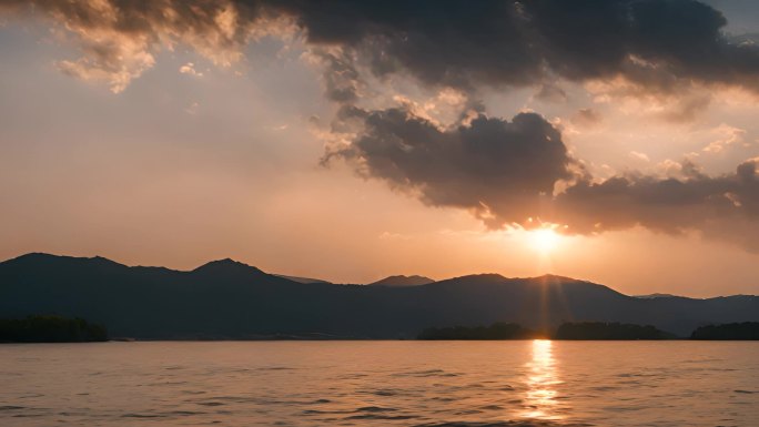 夕阳下的大海