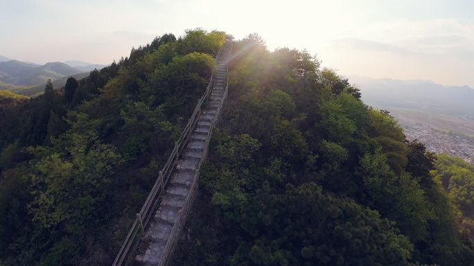 湖面、山脊、游船