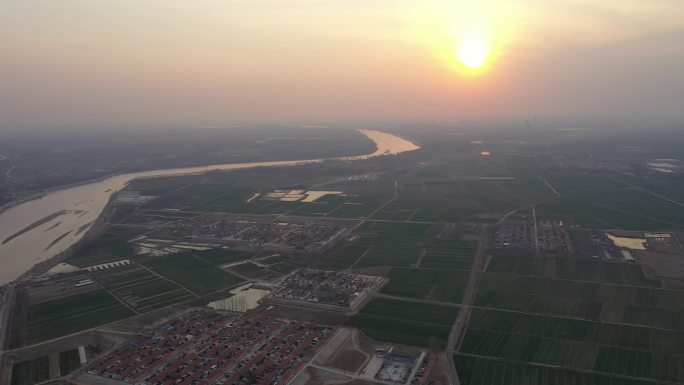 4K航拍电影镜头夕阳落日下的黄河现代村落
