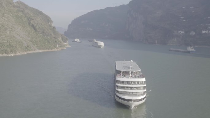 长江三峡库区航行的轮船4K航拍log素材