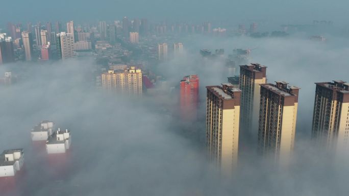 被云雾围绕的城市