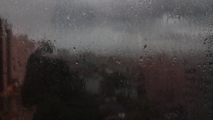 【4k】暴雨天气窗户上雨水滑落