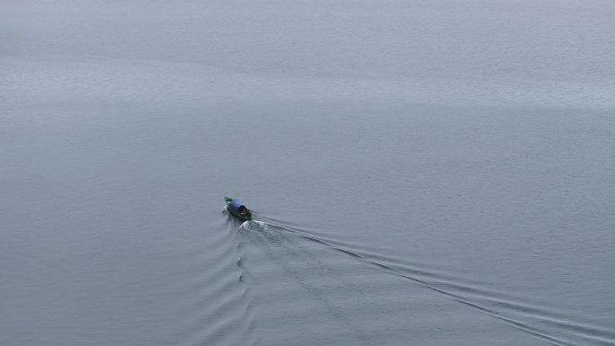 4K-Log-航拍薄雾中的千岛湖，乌篷船