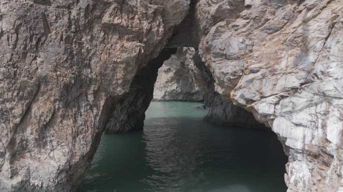 航拍穿越山东荣成海驴岛的海蚀山洞