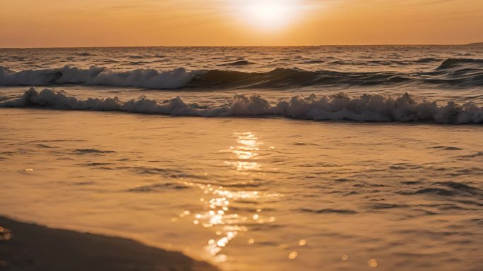 夕阳下的海浪