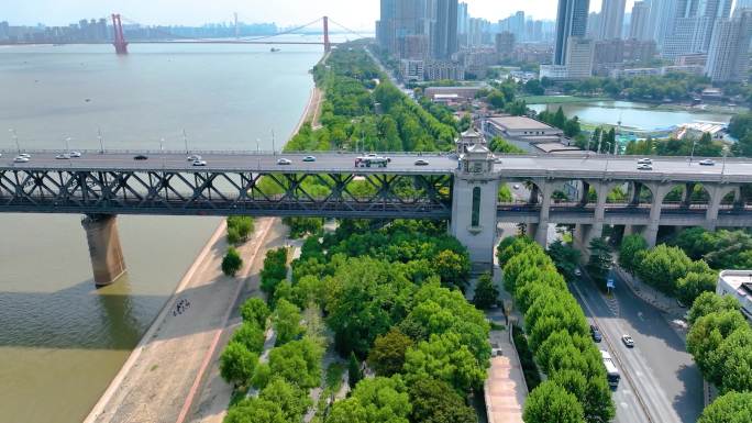 湖北武汉长江大桥航拍车流交通汉阳江滩公园
