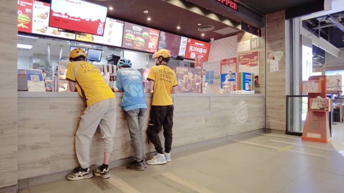 肯德基快餐餐厅顾客享用食物延时