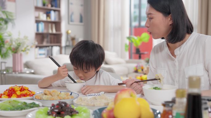 餐桌吃饭的小孩