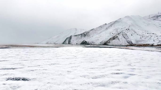 新疆南疆喀湖下雪风光