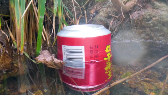 环境污染破坏乱扔垃圾河边农村户外环境保护