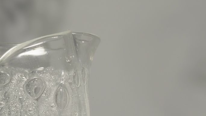 《水滴纹饰：透明玻璃杯纹理细节展示》