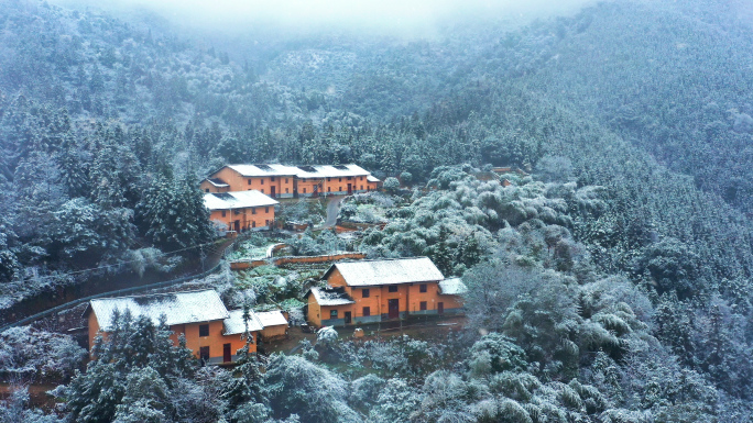 航拍山谷中客家传统村落雪景1