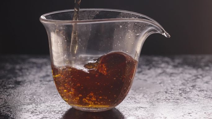 《透明玻璃茶壶：冲泡时刻》