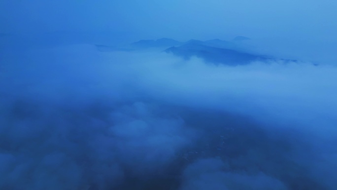 蓝调山雾风景