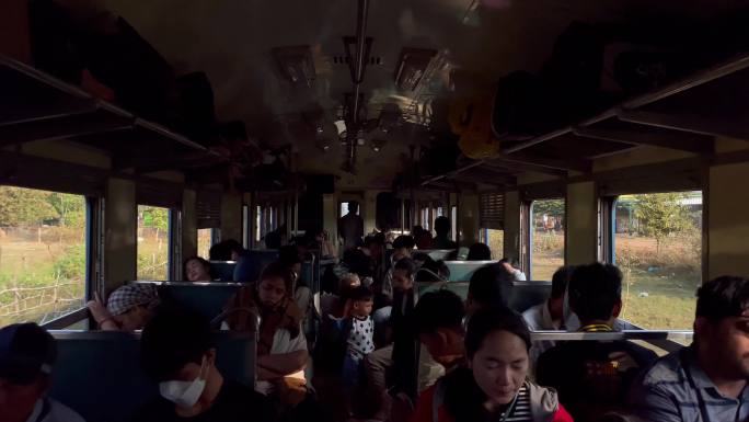 东南亚热带柬埔寨老式火车厢内场景