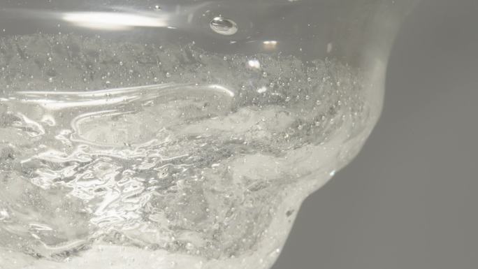 《冰冻美学：水晶玻璃杯与露珠细节》