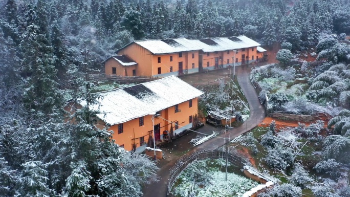 航拍山谷中客家传统村落雪景1