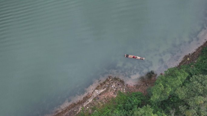 桂林山水渔翁提灯竹筏喀斯特风光