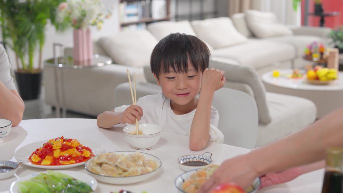 小孩吃水饺