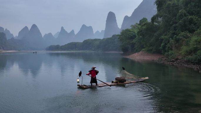 桂林山水渔翁提灯竹筏喀斯特风光