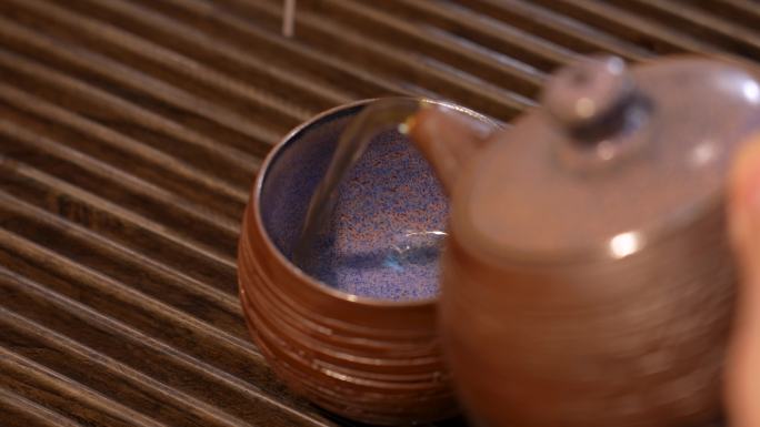 紫砂壶倒茶出汤特写空镜9