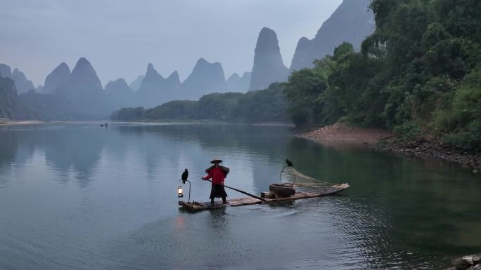 桂林山水渔翁提灯竹筏喀斯特风光