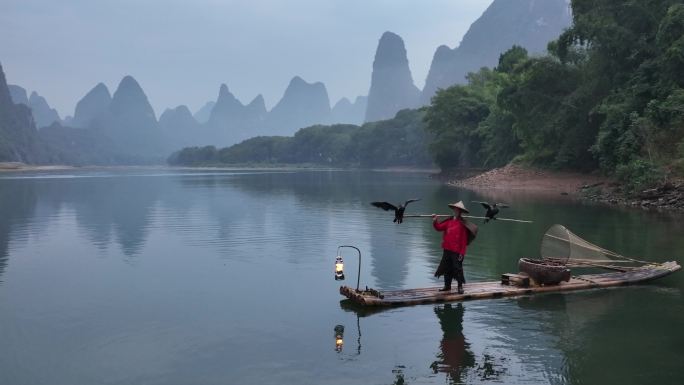 桂林山水渔翁提灯竹筏喀斯特风光