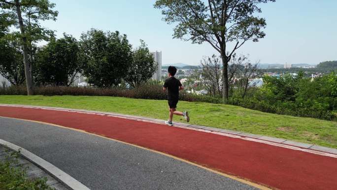 跑步训练锻炼阳光跑公园跑道绿道