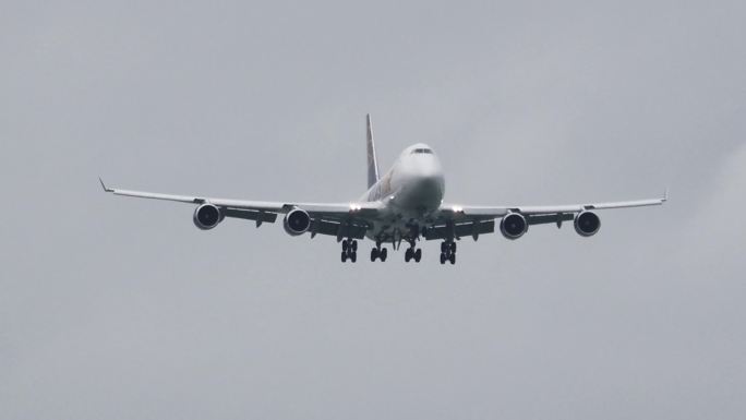 邮政波音777货机和阿特拉斯全货机降落