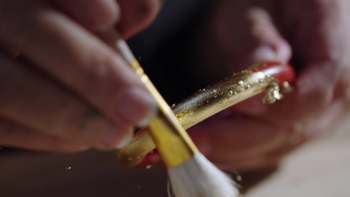 《手工艺术：金粉点缀的传统漆器制作过程》
