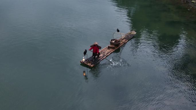 桂林山水渔翁提灯竹筏喀斯特风光