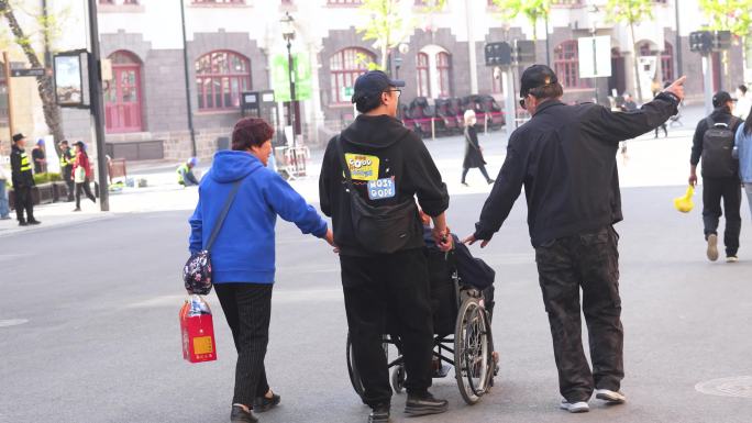 残疾人轮椅，关爱老人