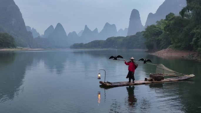 桂林山水渔翁提灯竹筏喀斯特风光