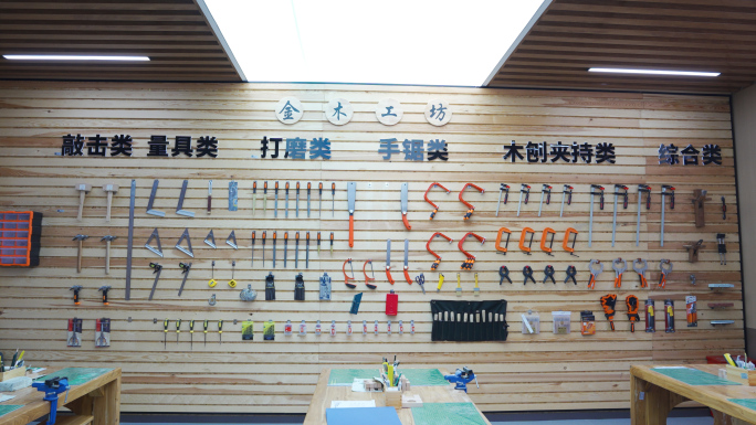 木工坊挂在墙上的各种木匠使用的工具