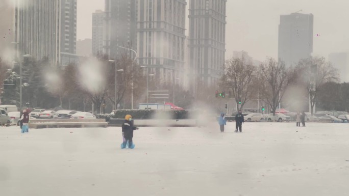 下雪天小孩子玩雪