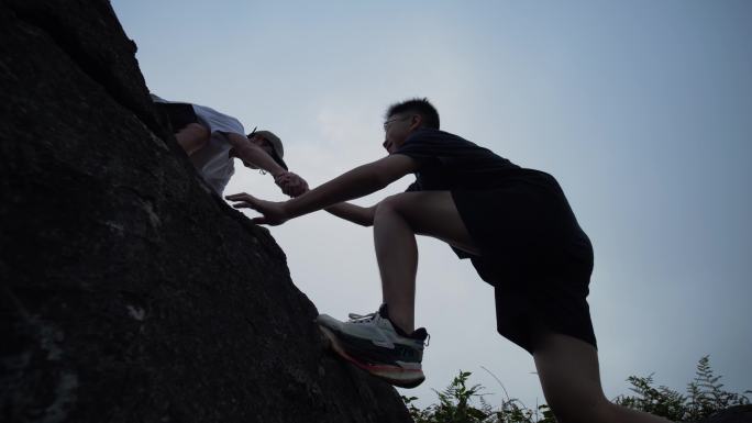 团队登山拉一把协助团队精神