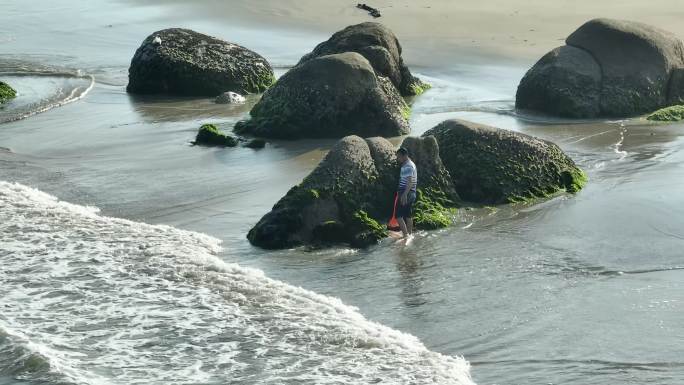 海边赶海捡贝壳海浪