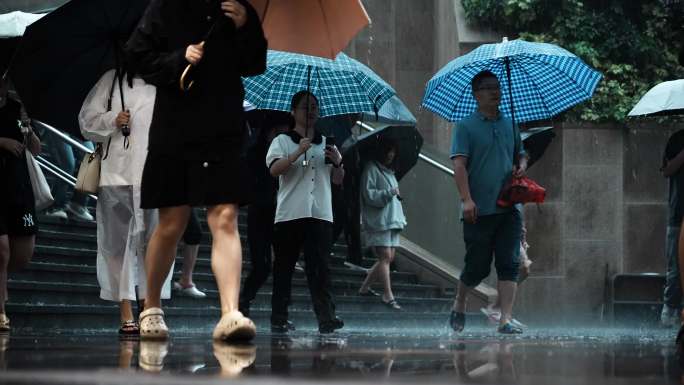 暴雨 上班族 城市大雨 打伞 雨季