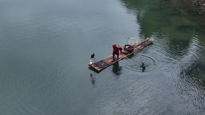 桂林山水渔翁提灯竹筏喀斯特风光