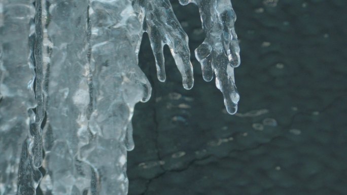 冰融化滴水