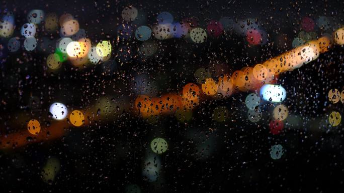 夜晚玻璃窗挂满雨珠